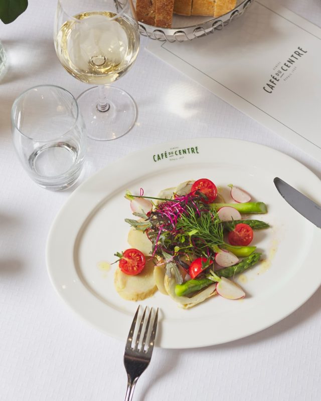 Pointes d’asperges croquantes, cœurs d’artichaut tendres et vinaigrette au cabernet sauvignon : une harmonie de textures et de saveurs.
Fraîche, légère, irrésistiblement de saison…☀️